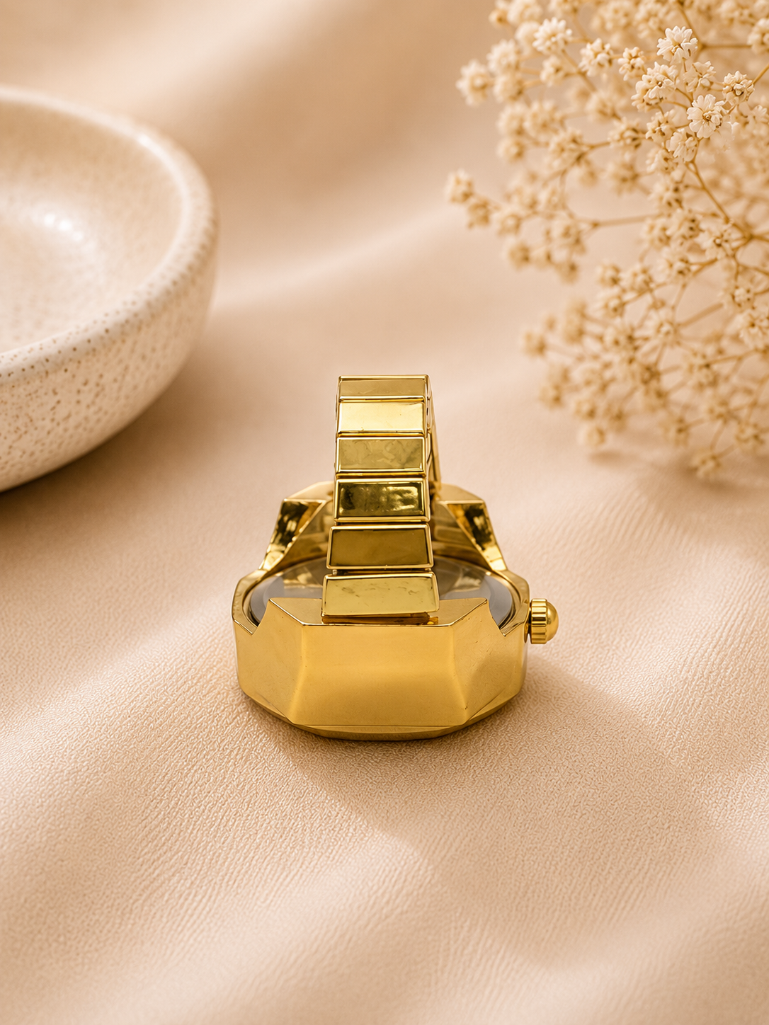 Golden + Pista Finger Watch