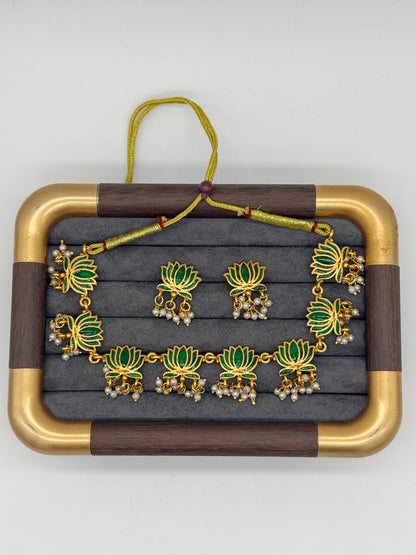Emerald Lotus Pearl Necklace Set