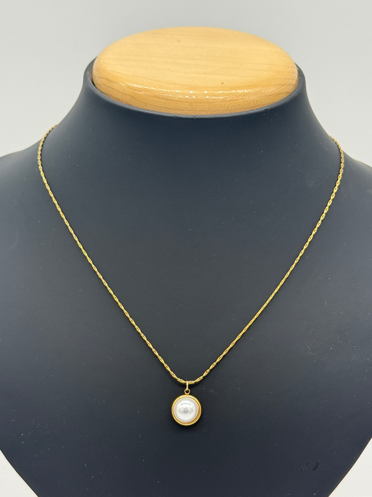 Classic Pearl Pendant Necklace
