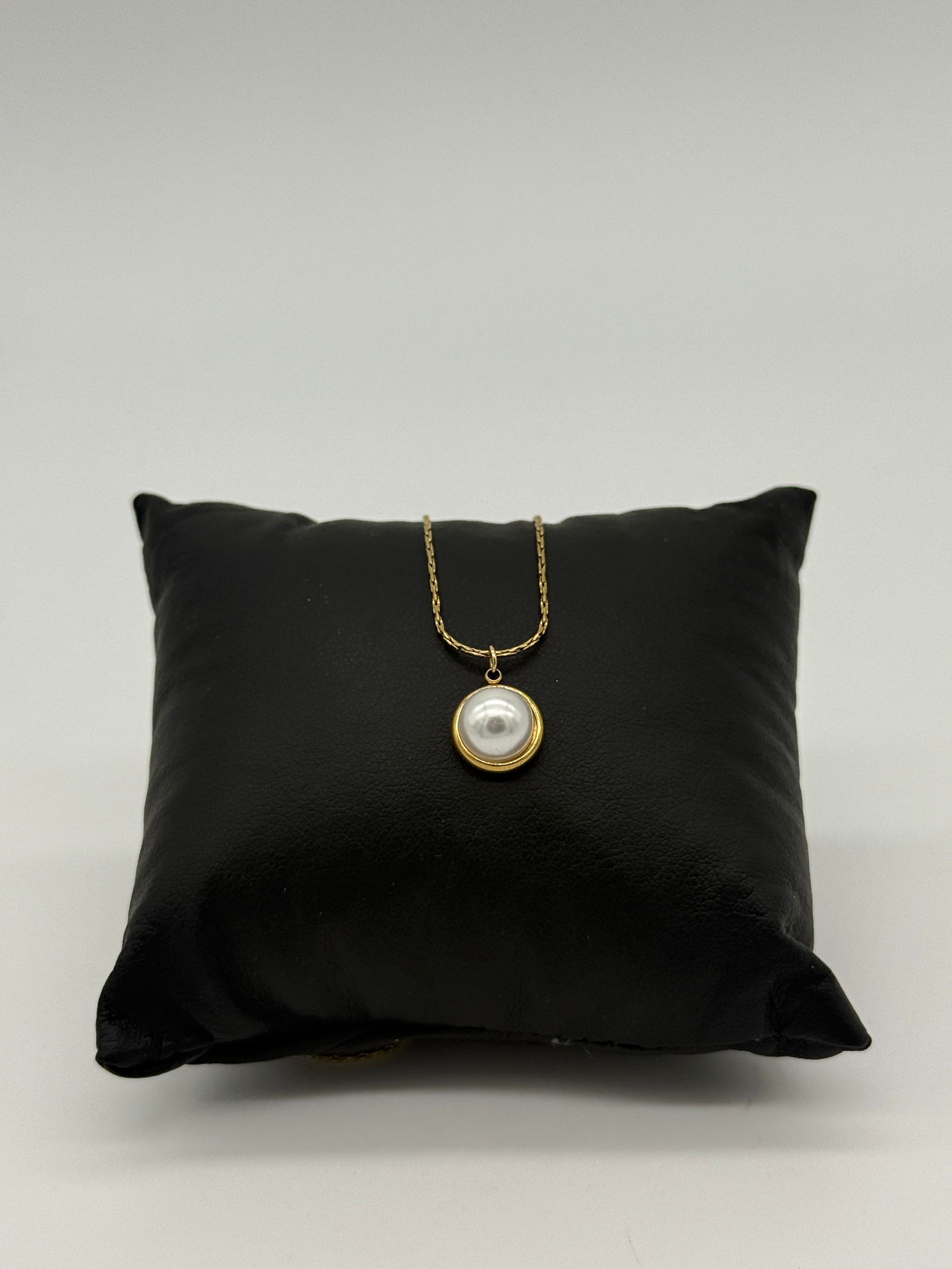 Classic Pearl Pendant Necklace
