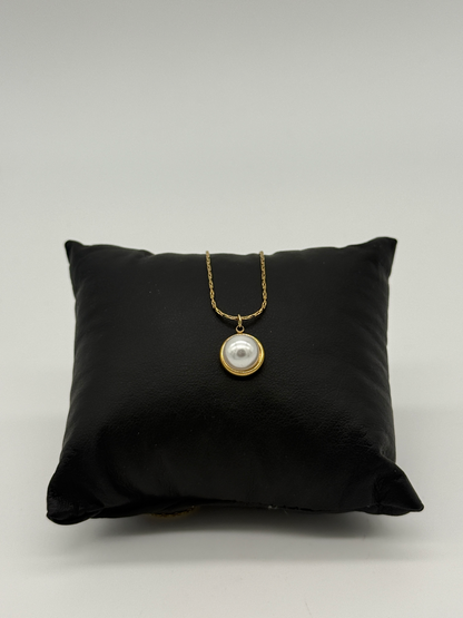 Classic Pearl Pendant Necklace